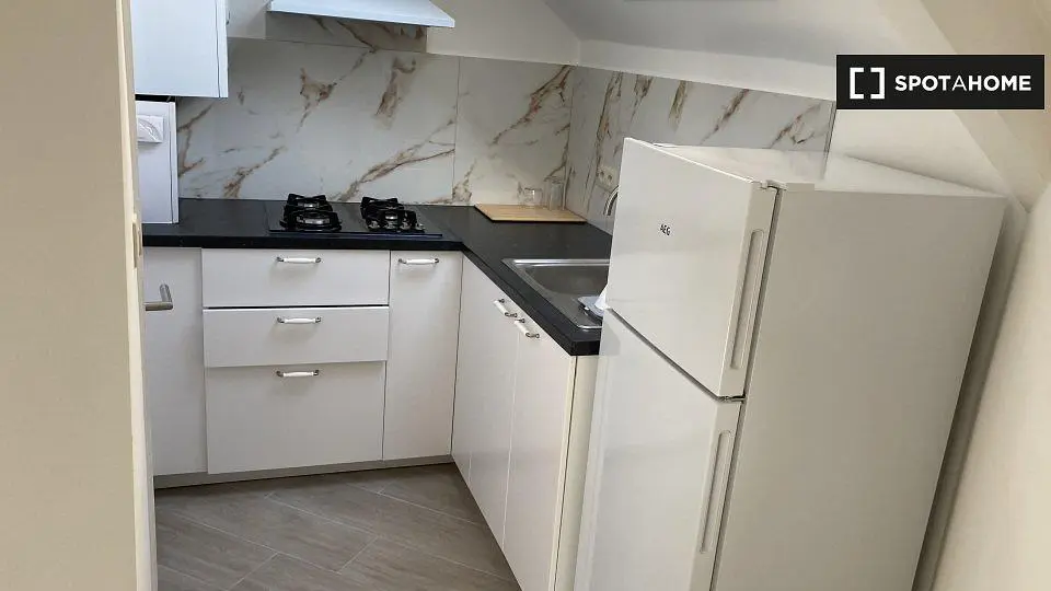 Cucina; elettrodomestici, pavimento in piastrelle