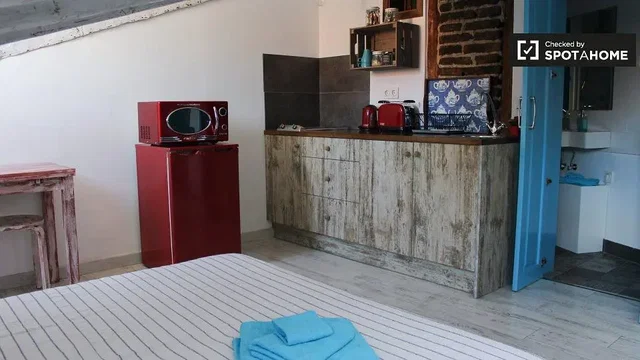 Chambre; électroménager, lumière naturelle