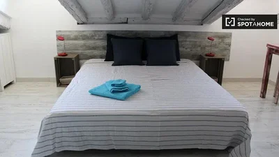 Chambre; lumière naturelle, poutres en bois