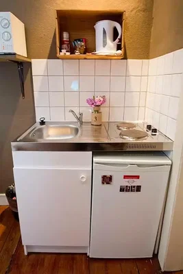 Cucina; elettrodomestici, pavimento in piastrelle, pavimento in legno, luce naturale