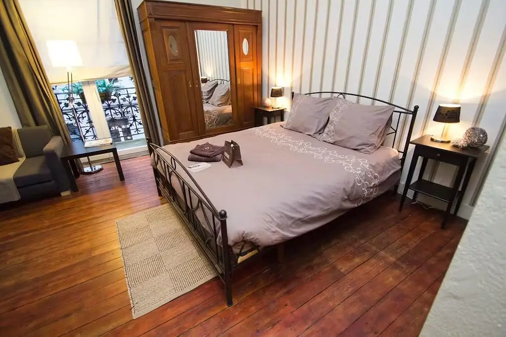 Camera da letto; pavimento in legno, luce naturale