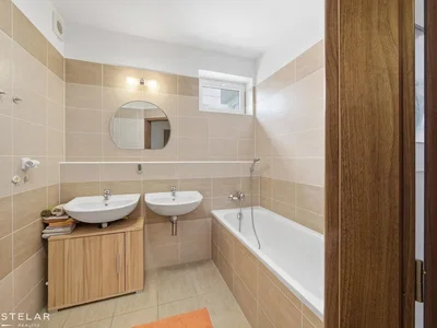 Badezimmer; fliesenboden, tageslicht, renoviert