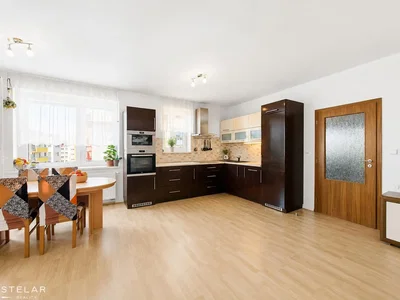 Küche; küchengeräte, holzboden, tageslicht, moderner stil