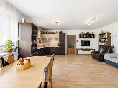 Wohnzimmer; tageslicht, fliesenboden, küchengeräte