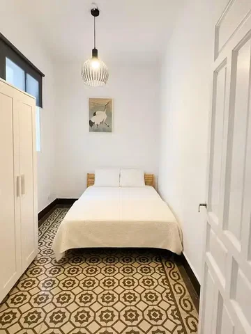 Quarto; chão de madeira, chão de azulejo, luz natural