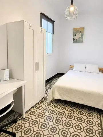 Quarto; chão de azulejo, luz natural