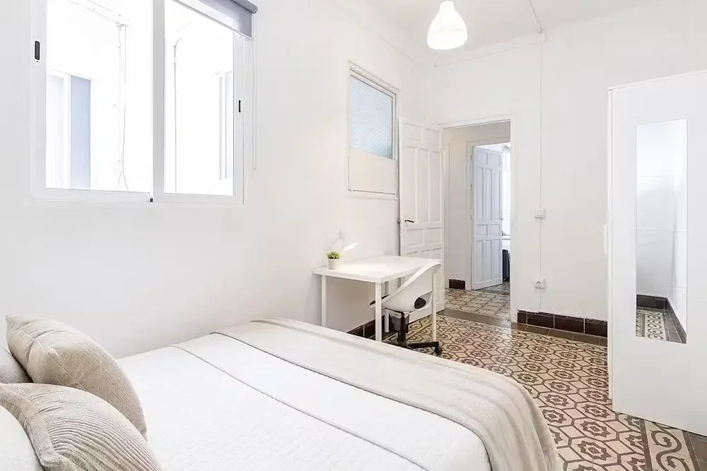 Spalnica; naravna svetloba, talne ploščice