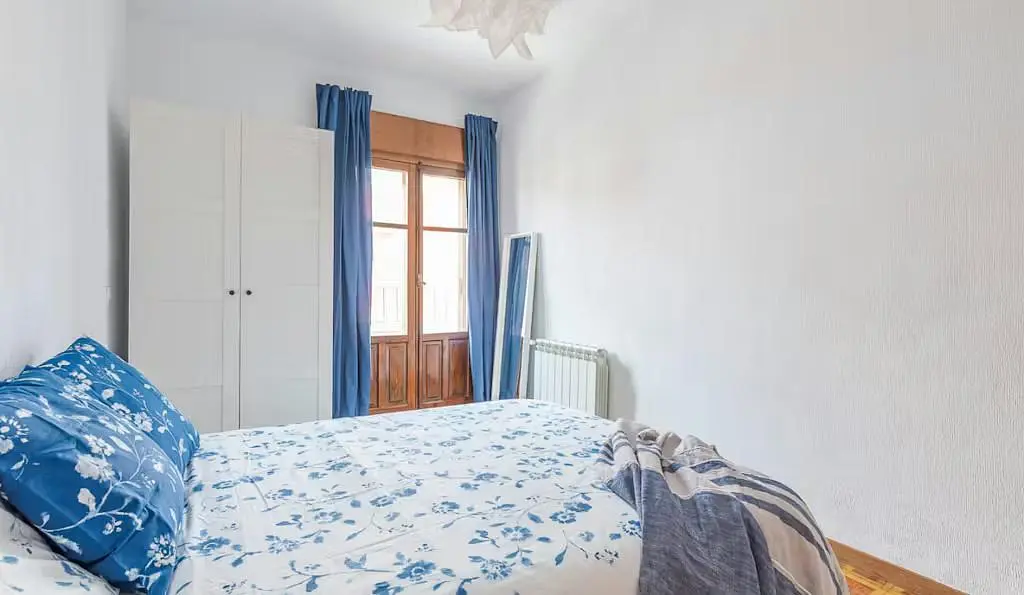 Slaapkamer; natuurlijk licht, houten vloer