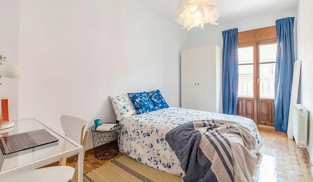 Slaapkamer; natuurlijk licht, houten vloer