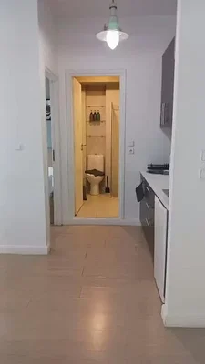 Toilettes; carrelage, lumière naturelle