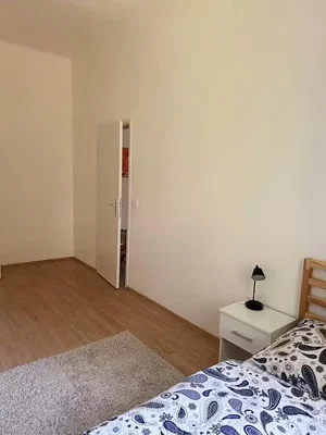 Spálňa; drevená podlaha, prirodzené svetlo