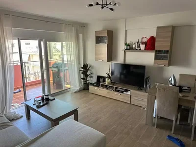 Salon; lumière naturelle, carrelage