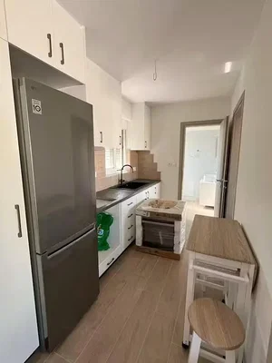 Cuisine; électroménager, carrelage, lumière naturelle