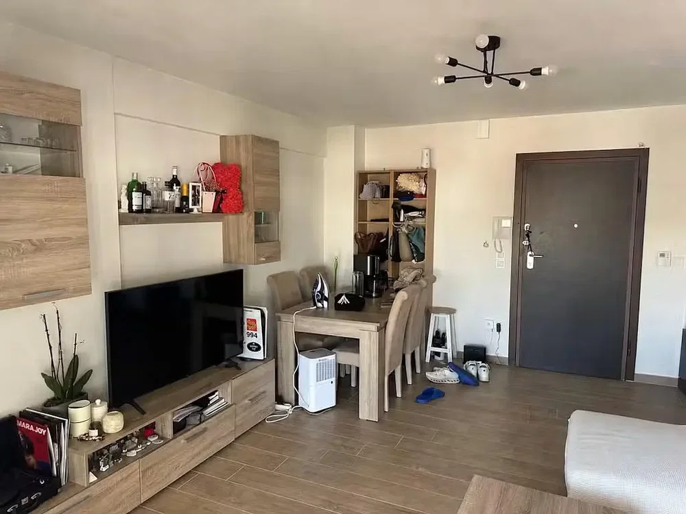 Salon; carrelage, lumière naturelle