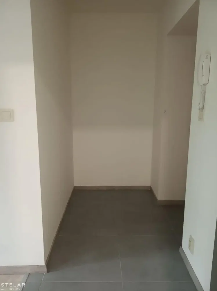 Garderobe; fliesenboden, tageslicht