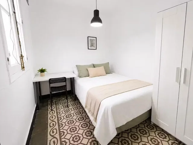 Ložnice; přirozené světlo, dlažba