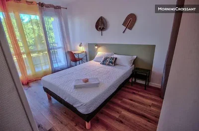 Camera da letto; pavimento in legno, luce naturale