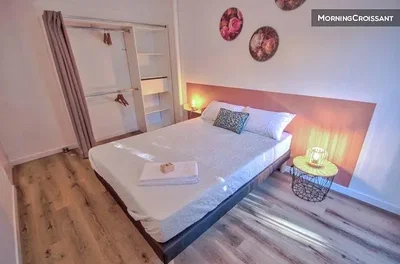 Camera da letto; pavimento in legno, luce naturale