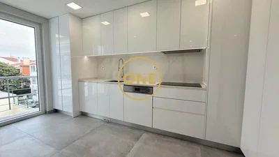 Cozinha; eletrodomésticos, chão de azulejo, luz natural, vista