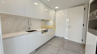 Cozinha; eletrodomésticos, renovado, luz natural