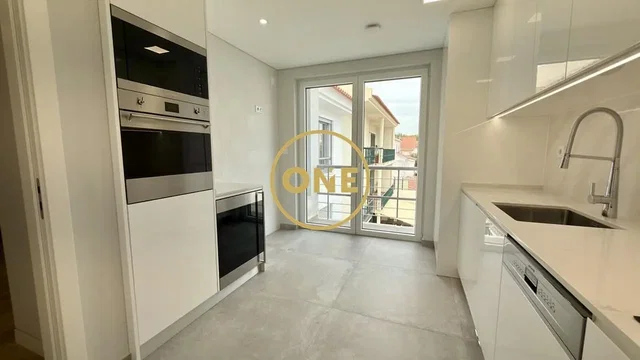 Cozinha; eletrodomésticos, luz natural, renovado, chão de azulejo