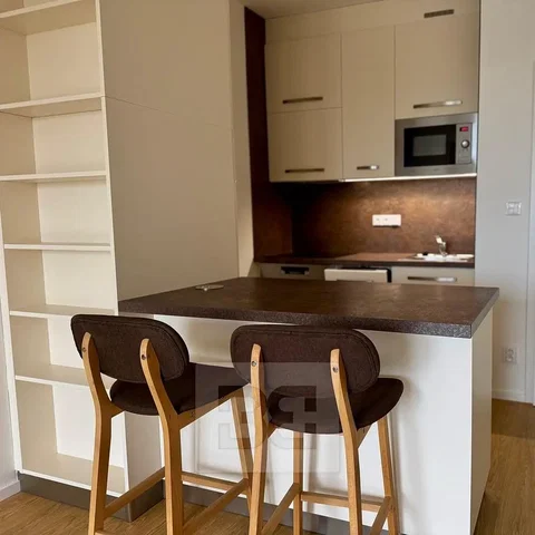 Cocina; electrodomésticos, suelo de madera, renovado, luz natural