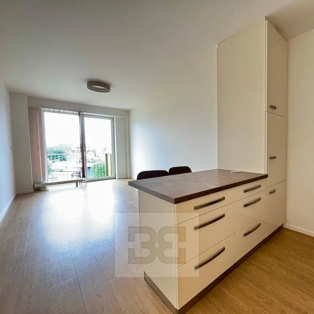 Cocina; suelo de madera, luz natural