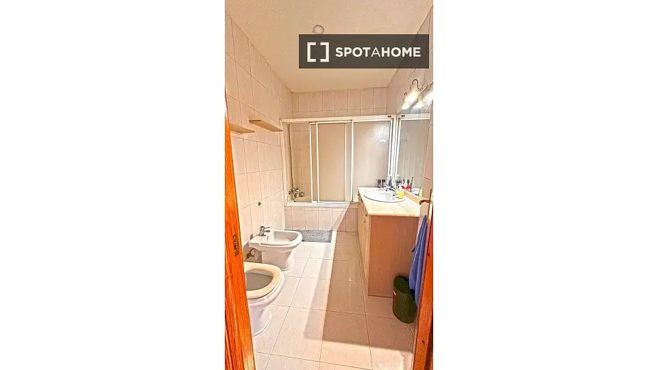 Badezimmer; fliesenboden, renovierungsbedürftig