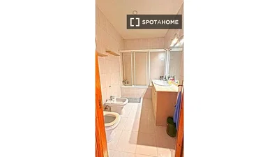 Badezimmer; fliesenboden, renovierungsbedürftig