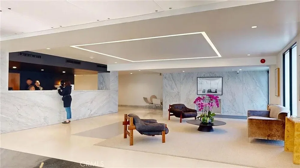 Salon; lumière naturelle, rénové, parquet
