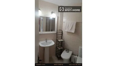 Toilette; fliesenboden, renovierungsbedürftig