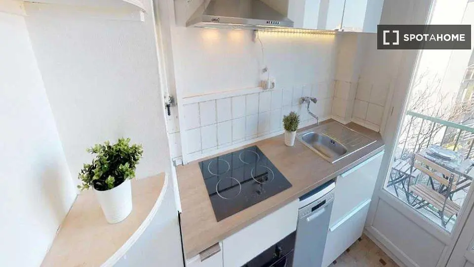 Küche; küchengeräte, tageslicht, moderner stil