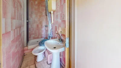 Toilettes; carrelage, nécessite rénovation