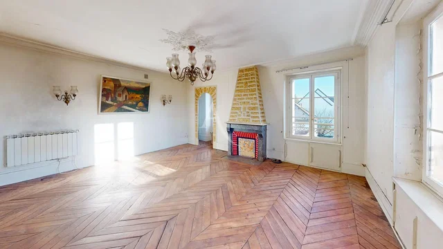 Obývací pokoj; dřevěná podlaha, krb, přirozené světlo