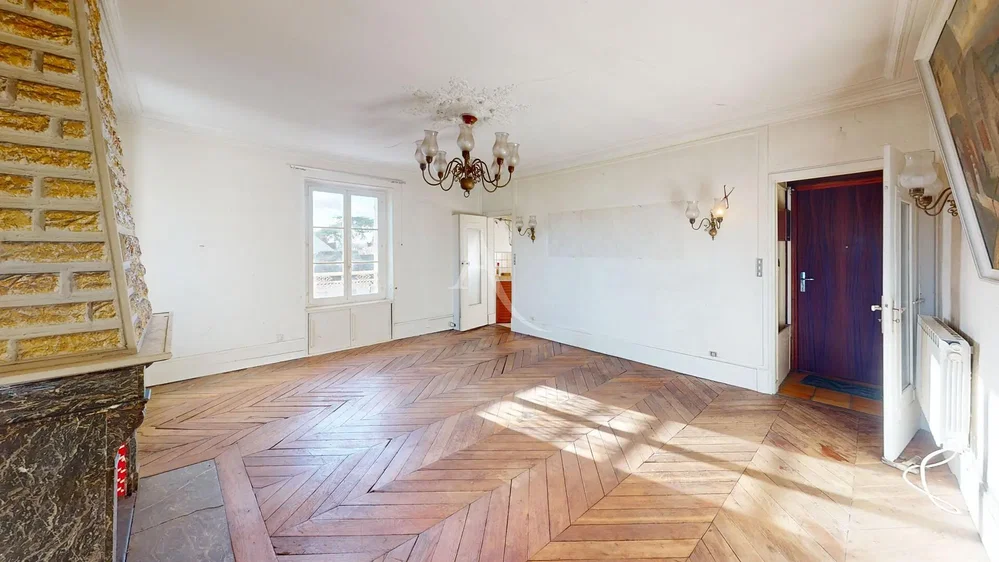 Salon; parquet, lumière naturelle, cheminée