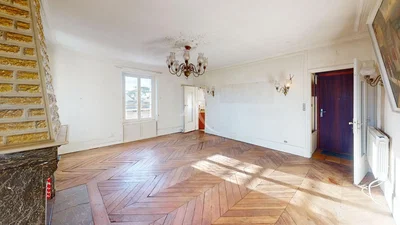 Salon; parquet, lumière naturelle, cheminée