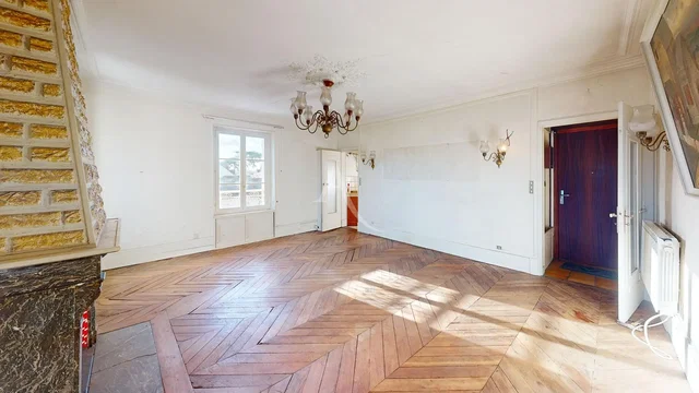 Obývací pokoj; dřevěná podlaha, přirozené světlo, krb