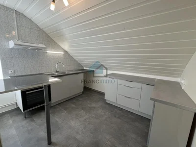 Cucina; elettrodomestici, pavimento in piastrelle, luce naturale