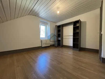 Camera da letto; pavimento in legno, luce naturale