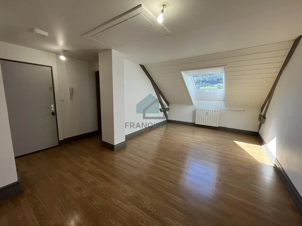 Camera dei bambini; pavimento in legno, luce naturale