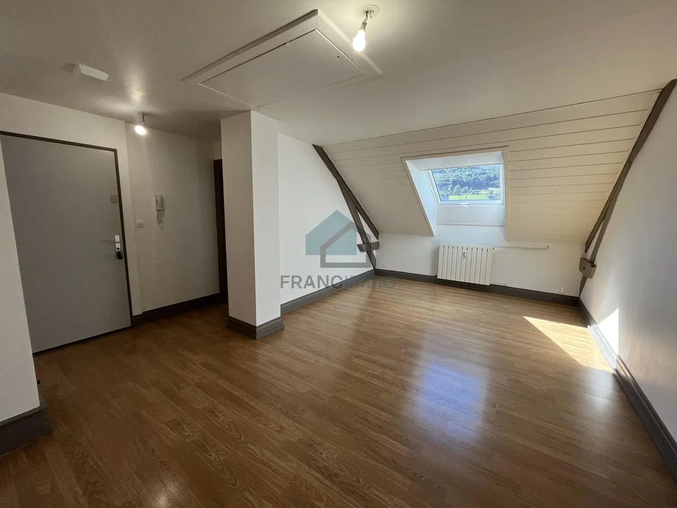 Camera dei bambini; pavimento in legno, luce naturale