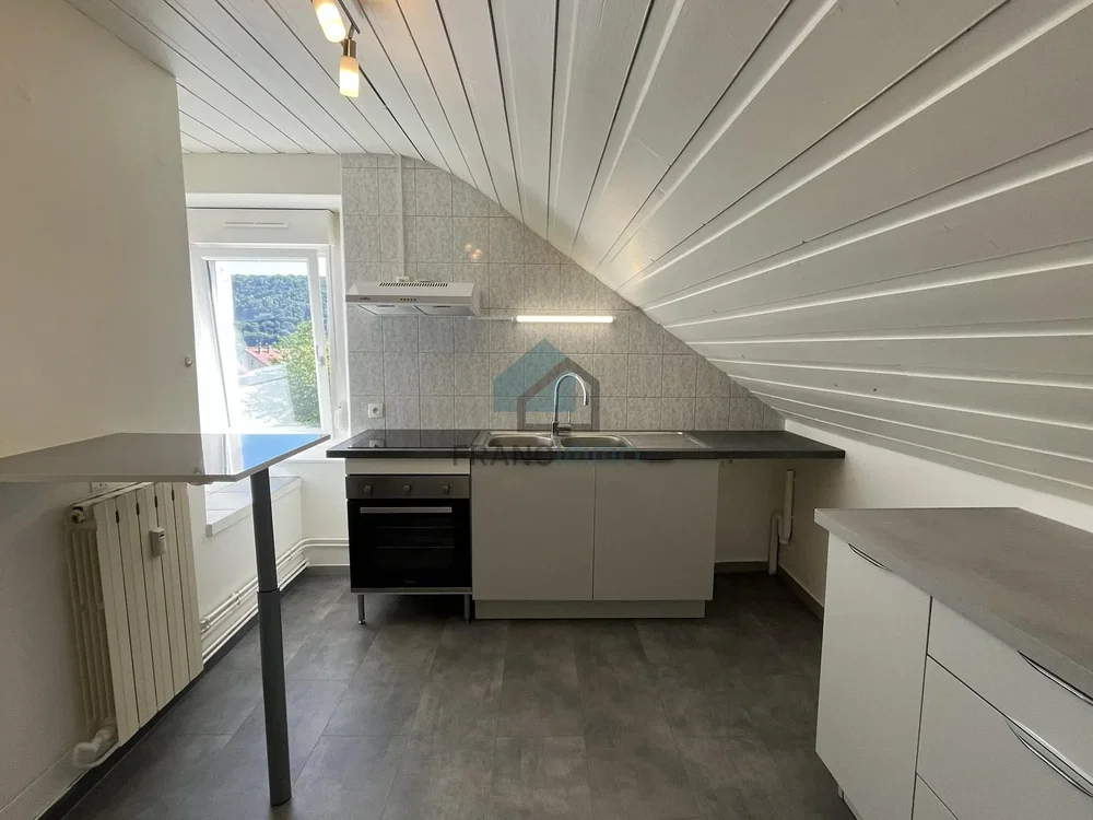 Cucina; elettrodomestici, pavimento in piastrelle, luce naturale