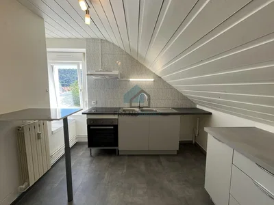 Cucina; elettrodomestici, pavimento in piastrelle, luce naturale