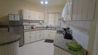 Kuchyně; kuchyňské spotřebiče, přirozené světlo, dlažba