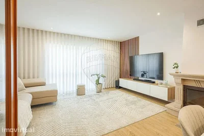 Wohnzimmer; tageslicht, moderner stil, kamin, holzboden