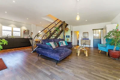 Wohnzimmer; tageslicht, holzboden, moderner stil