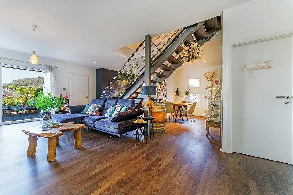 Wohnzimmer; holzboden, tageslicht, moderner stil, blick