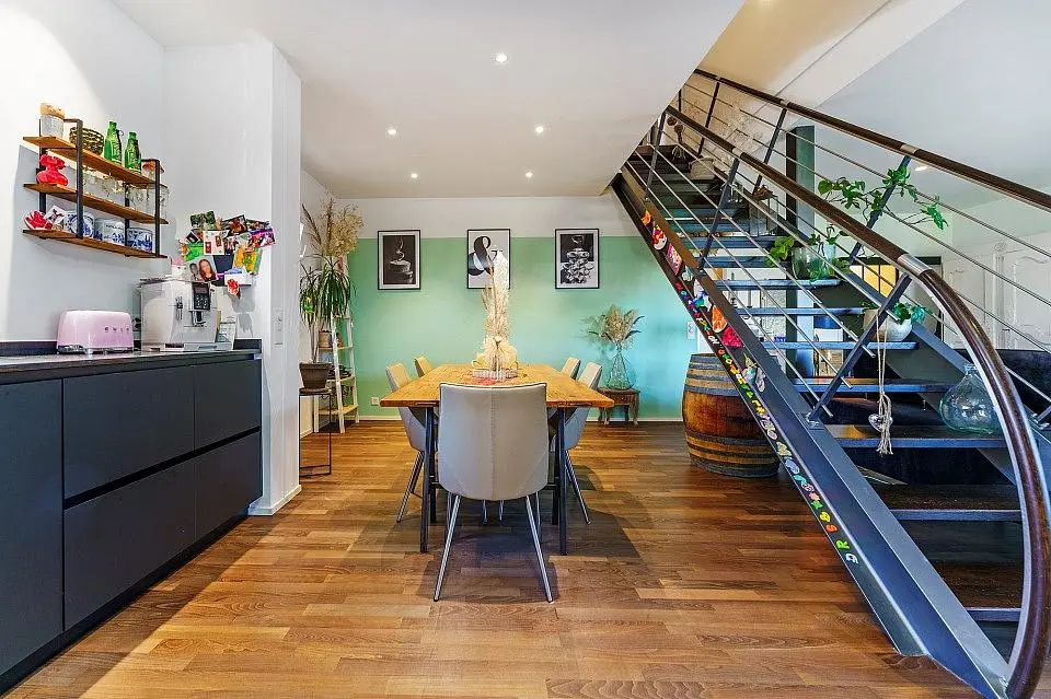 Dining room; wood floor, natural light, modern style
