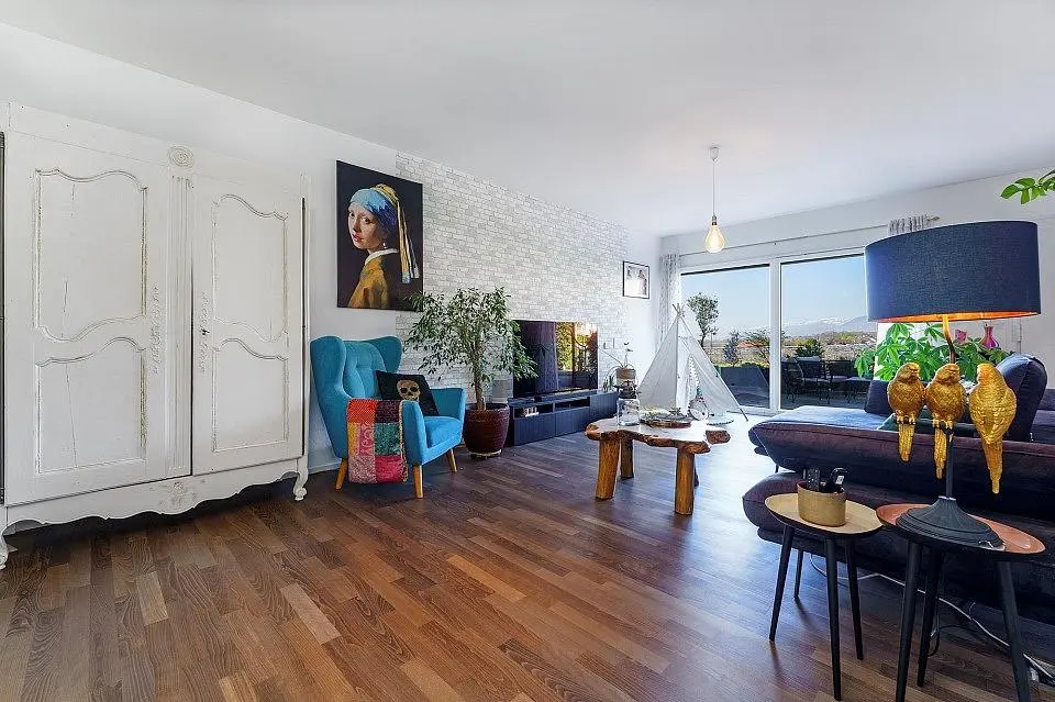 Wohnzimmer; holzboden, tageslicht, moderner stil