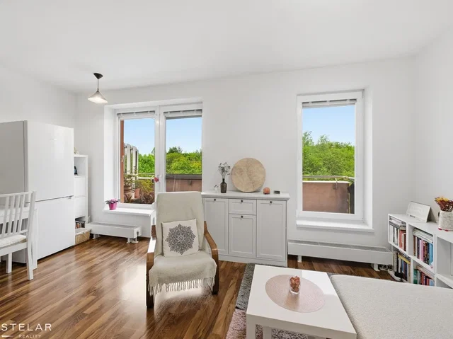 Wohnzimmer; holzboden, tageslicht, moderner stil, blick
